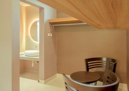 ein Esszimmer mit einem Tisch und einem Waschbecken in der Unterkunft Class Premium Guest House in Kasri