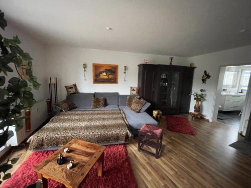 a living room with a bed and a couch at Möblierte Wohnung für Geschäftsreisen/Ferienwohnung Plauen Stadtmitte in Plauen