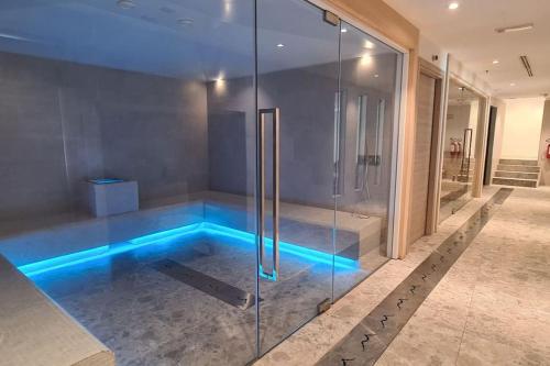 a swimming pool in a bathroom with a shower at Luxury apartment with pool, sauna, SPA in Champoluc