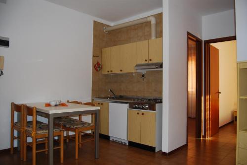 A kitchen or kitchenette at Homely flat few minutes from the beach - Beahost
