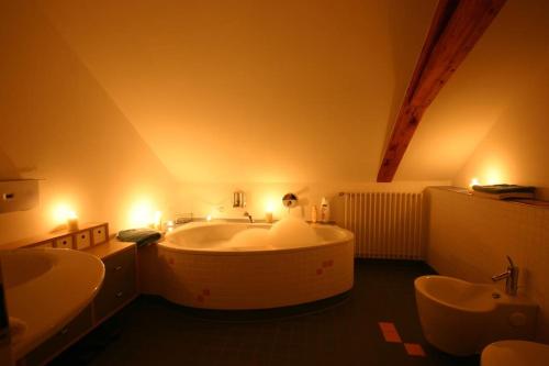 a bathroom with a large tub and two sinks at Komfort-Ferienwohnung "Zur Schmiedebrücke" in Großschönau