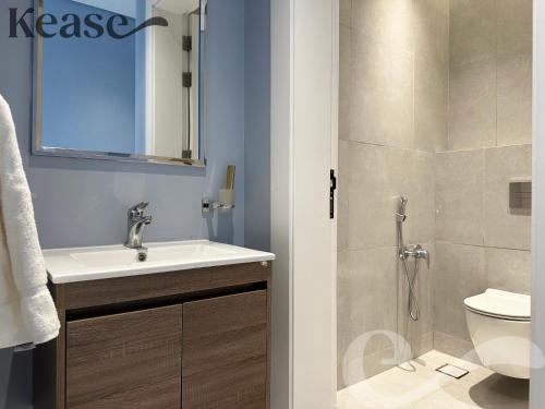 La salle de bains est pourvue d'un lavabo et d'une douche. dans l'établissement Kease Hittin A-5 Latest Development Balcony AG88, à Riyad