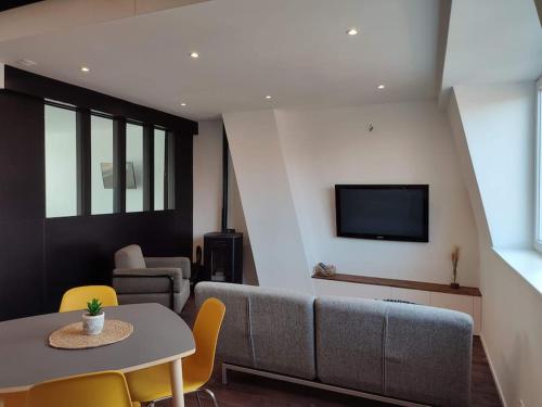 Μια τηλεόραση ή/και κέντρο ψυχαγωγίας στο La petite Madeleine Paisible - Contemporain - 2Ch