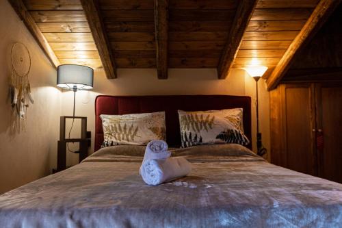 Una cama o camas en una habitación de La Moara Boutique Hotel