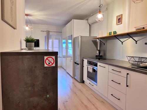 耶萊尼亞古拉的住宿－Apartament w samym centrum Jeleniej Góry，厨房配有白色橱柜和不锈钢用具