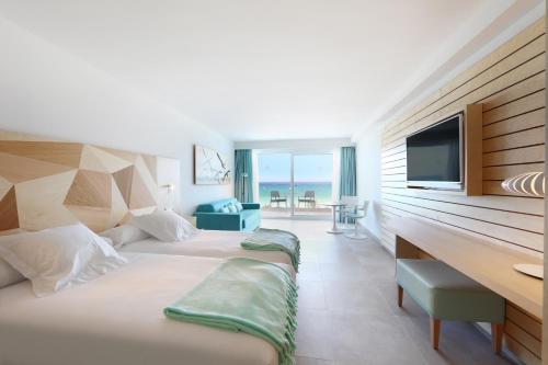 Ένα ή περισσότερα κρεβάτια σε δωμάτιο στο Iberostar Selection Playa de Palma