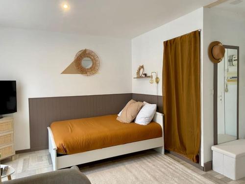sypialnia z łóżkiem i telewizorem w pokoju w obiekcie Studio avec Balcon proche Gare w mieście Bourg-en-Bresse