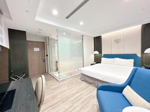 a hotel room with a bed and a table and chairs at 台南星鑽國際商旅 Hua Hotel in Tainan