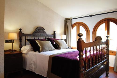 1 dormitorio con 1 cama grande y cabecero de madera en Cal Porxo del Priorat en Pradell