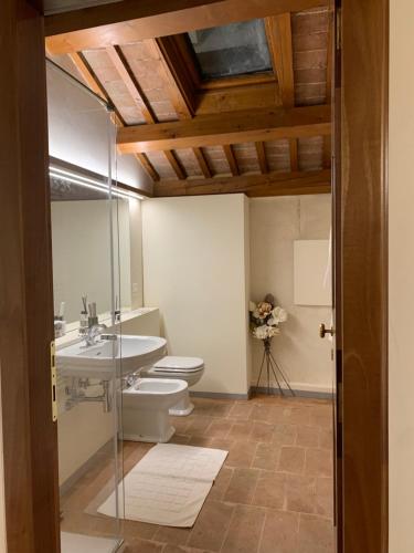 a bathroom with a white toilet and a sink at Villa Valmarana De Toni in Creazzo