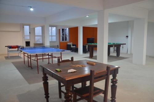 オステンデにあるApart Costa Esmeraldaの卓球台と卓球台が備わる部屋