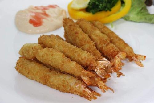 Un plato blanco con comida frita. en Ubytování u Smrku, en Jeneč