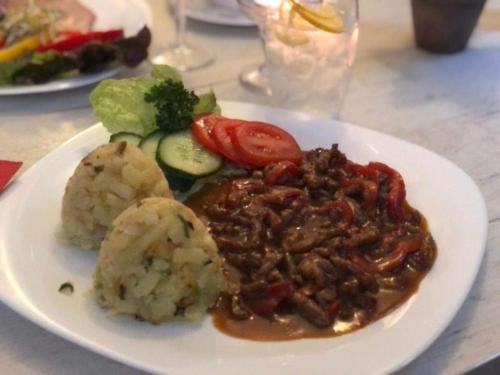 a plate of food with meat and mashed potatoes and vegetables at Ubytování u Smrku in Jeneč