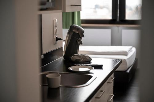 eine Küche mit einer Spüle und einer Arbeitsplatte in der Unterkunft apartmenthaus international in München