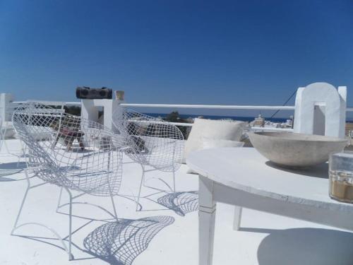 a table and chairs on a balcony with a view of the ocean at la casbah in Hammamet