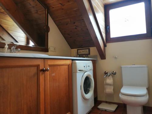 a bathroom with a toilet and a washing machine at Dúplex con moderna y amplia cocina Erta 6 in Pla de l'Ermita