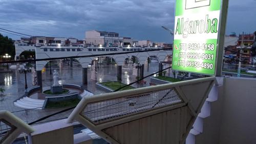 ein Schild auf einem Balkon mit Blick auf ein Gebäude in der Unterkunft Pousada Algaroba in Bom Jesus da Lapa