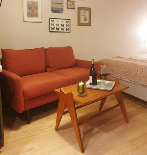 un salon avec un canapé et une table dans l'établissement Maisonnette cosy cœur centre avec accueil vélo, à Saumur