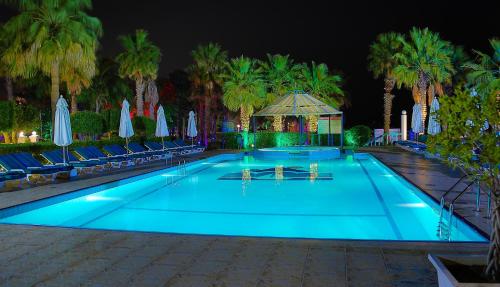 Swimmingpoolen hos eller tæt på Sandy Beach Hotel & Resort