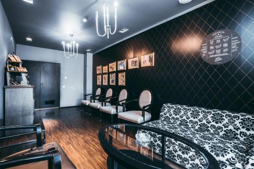 a hair salon with a couch and chairs at Arensburg Boutique Hotel & Spa in Kuressaare