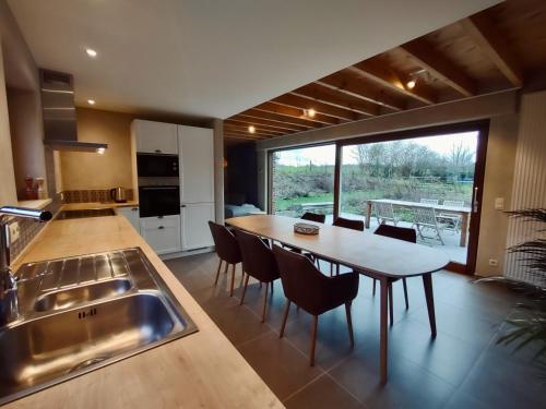 Kuchyň nebo kuchyňský kout v ubytování Nachtegael Zomerhuis, idyllische woning in de Vlaamse Ardennen