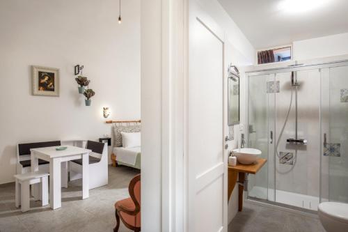 een badkamer met een douche, een toilet en een tafel bij Centro e Spiaggia ardesia in Anguillara Sabazia