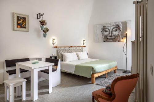 ein Wohnzimmer mit einem Bett, einem Tisch und einem sidx sidx in der Unterkunft Centro e Spiaggia ardesia in Anguillara Sabazia
