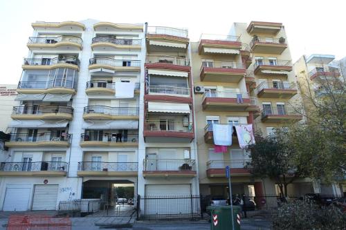 un edificio de apartamentos alto con ropa colgando de los balcones en WELCOME TO THESSALONIKI (ΑΜΑ00000765004), en Tesalónica