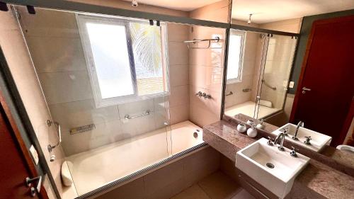 y baño con lavabo y ducha. en Ap climatizado com vista mar no Rio Vermelho, en Salvador
