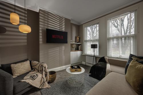 a living room with a couch and a tv at THE GETAWAY! 3 Bed House - Plymouth - Sleeps 7 - Free Parking - Habita Property in Plymouth