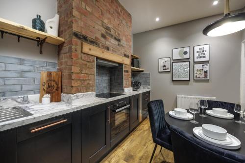 Virtuvė arba virtuvėlė apgyvendinimo įstaigoje Perfect Getaway! 3 Bed House - Plymouth - Sleeps 7 - Free Parking - Habita Property