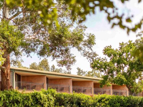 un edificio con balcones en un lateral en Mercure Hunter Valley Gardens, en Pokolbin