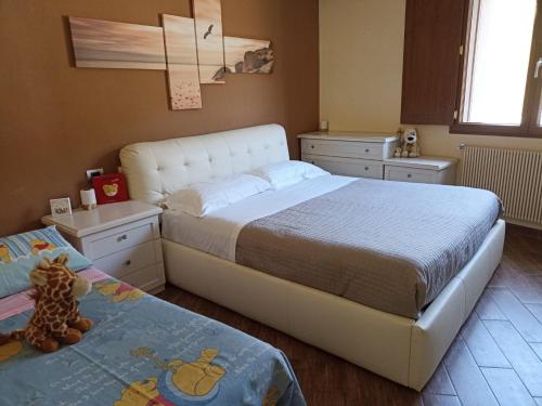 ヴァラッツェにあるVarazze Sea-Mountainのベッドルーム(大型ベッド1台、ベビーベッド1台付)