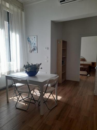 einen weißen Tisch und Stühle im Wohnzimmer in der Unterkunft Il nido di Aurora centro Firenze in Florenz