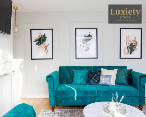 a living room with a turquoise couch at Modern house - City Centre - Contractors Hub, Families, Free Parking by Luxiety Stays in Southend-on-Sea