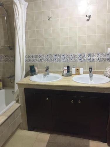 a bathroom with two sinks and a tub at LA BELLA VIDA in Saïdia
