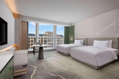 襄陽的住宿－襄阳墅尔湾华美达酒店，酒店客房设有两张床和电视。