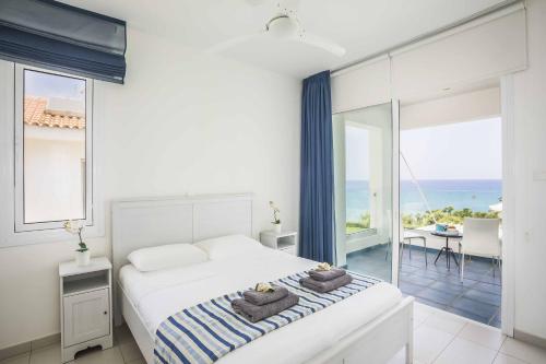 una camera con letto e vista sull'oceano di Sirina Pearl a Protaras