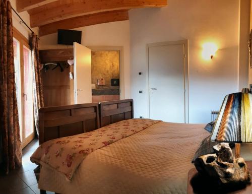 1 dormitorio con 1 cama grande en una habitación en Villa Amaranta Room and Breakfast, en Edolo