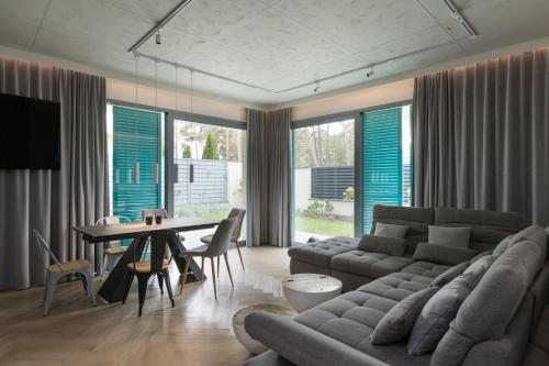 - un salon avec un canapé et une table dans l'établissement Apartamenty Par La Mer, à Niechorze