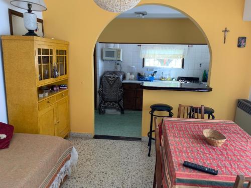 Habitación con cocina y mesa en una habitación. en Chalet para 4 en Miramar