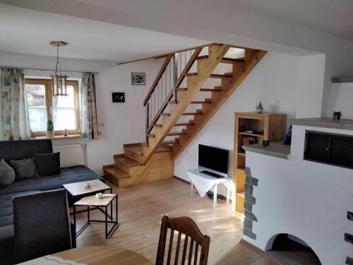 - un salon avec un canapé et un escalier dans l'établissement Ferienwohnung Maxl, à Fischbachau