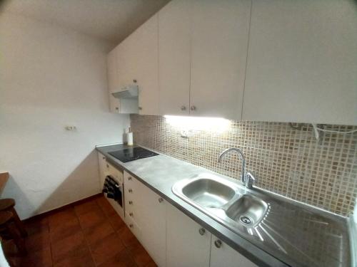Kuchyňa alebo kuchynka v ubytovaní Apartamentos Medano - Marineda Medano