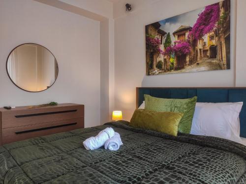 - une chambre avec un lit et 2 chaussons dans l'établissement Kashmir Luxury Apartments, à Neos Marmaras