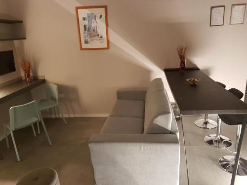 ein Wohnzimmer mit einem Sofa und einem Tisch in der Unterkunft Your Home in Naples in Neapel