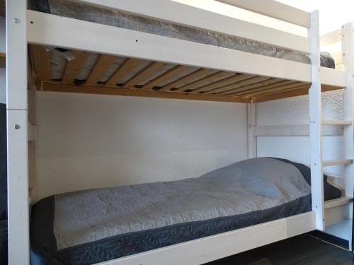 a bedroom with two bunk beds in a room at L'Ancolie in Le Corbier