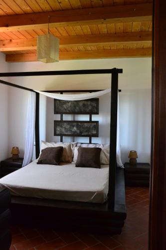 Un pat sau paturi într-o cameră la Agriturismo La Casa in Collina