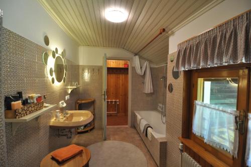 een badkamer met een bad, een wastafel en een toilet bij Chalet Barbara in Valle di Sella in Borgo