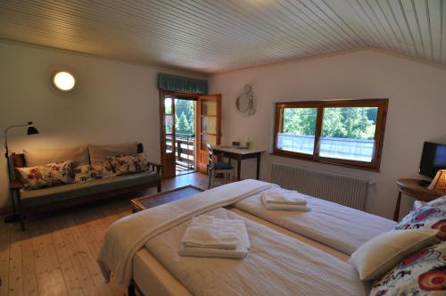 Postel nebo postele na pokoji v ubytování Chalet Barbara in Valle di Sella