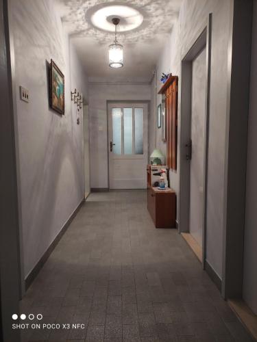 an empty hallway with a hallwayngthngthngthngthngthngthngthngthngthngth at Villa Radić in Makarska